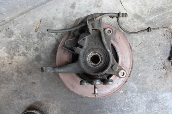 MOYEU AVANT GAUCHE PEUGEOT 407 2.0HDI - Vue 2